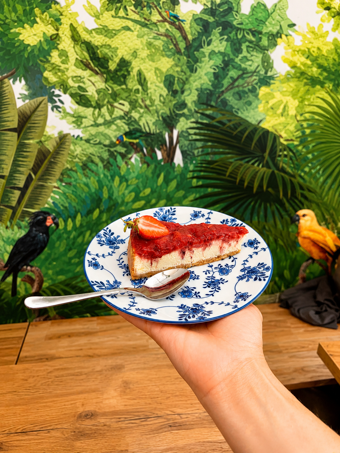 Jahodový cheesecake na talířku