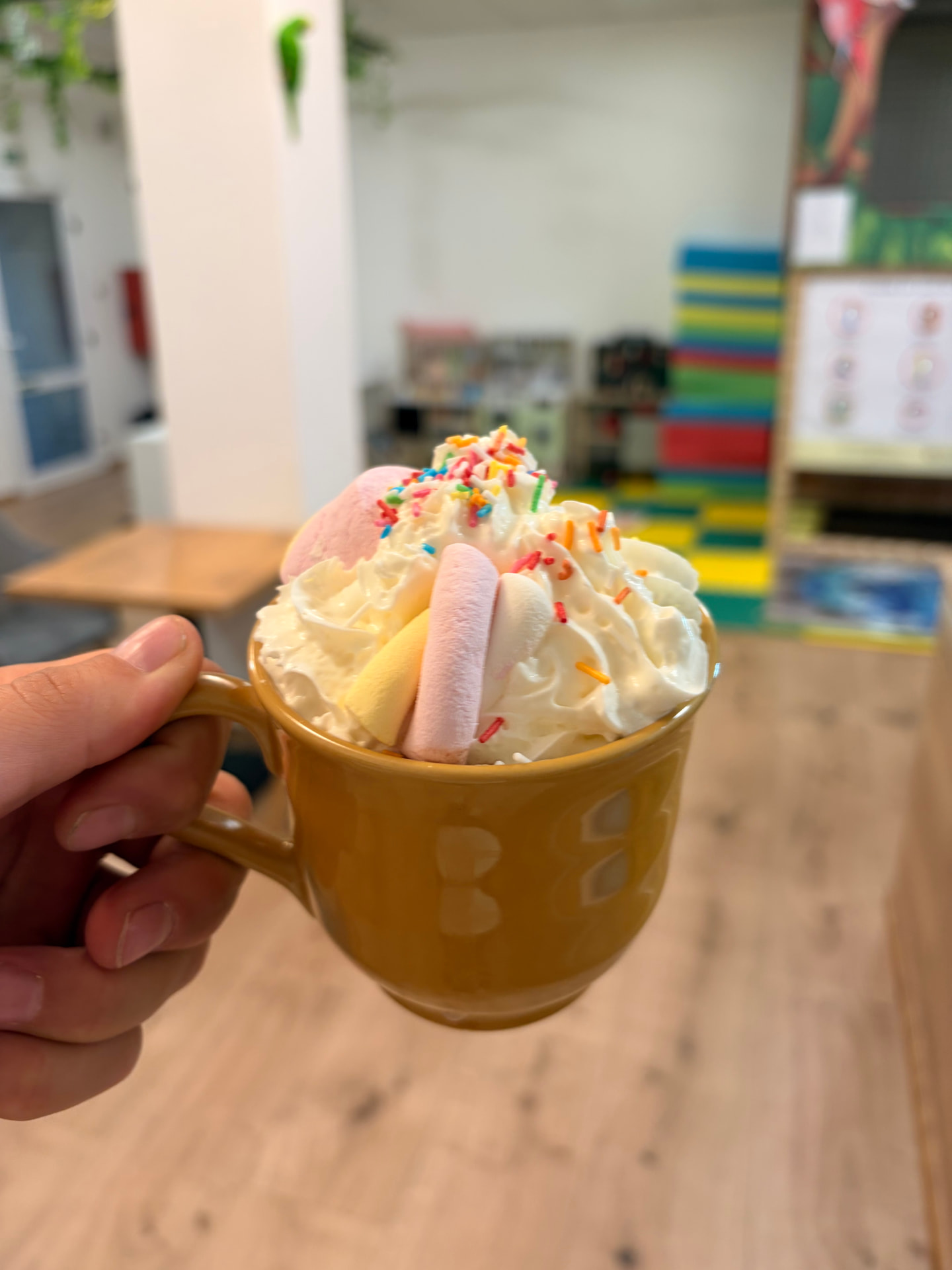 Horká čokoláda se šlehačkou, marshmallow a barevným posypem